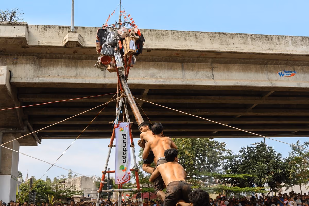 Semarak HUT ke-81 RI Adapundi Dukung Kemeriahan Panjat Pinang Kalimalang
