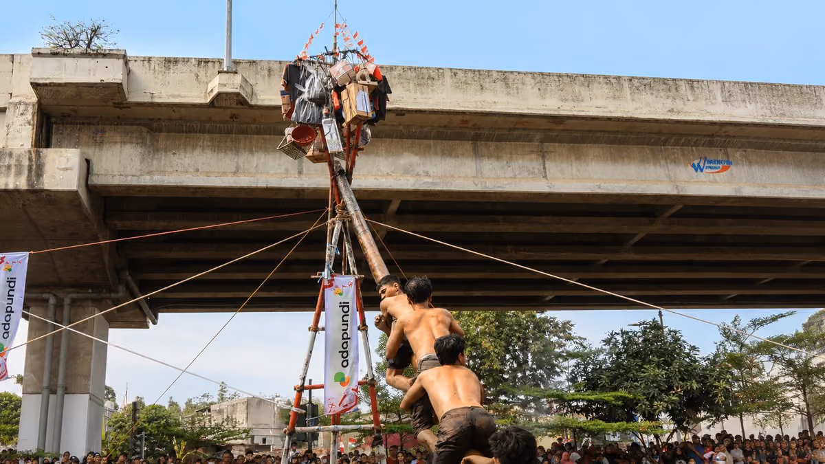 Semarak HUT ke-81 RI Adapundi Dukung Kemeriahan Panjat Pinang Kalimalang