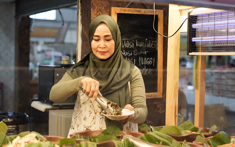 Cevy, Usaha Warung Makan