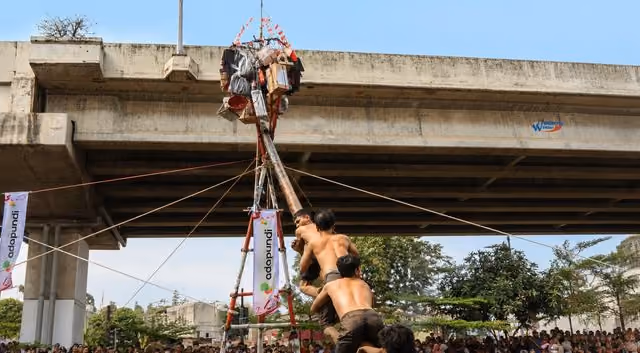Semarak HUT ke-81 RI Adapundi Dukung Kemeriahan Panjat Pinang Kalimalang